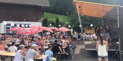 Das «The Roos Tattoo» in Wollerau ist ein Kommen und Gehen von Quartierbewohnern, «Heimweh-Rööslern» und Konzertbesuchern.