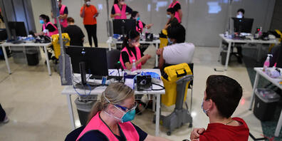 Thousands of Year 12 HSC students begin to get their Pfizer vaccinations at the Mass Vaccination hub at Qudos Arena in Sydney, Monday, August 9, 2021. Thousands of students from 8 Local Government Areas will be vaccinated ahead of sitting their H...