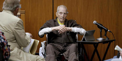 dpatopbilder - Der New Yorker Immobilienmagnat Robert Durst (M), 78, sagt in seinem Mordprozess aus. Durst ist des Mordes an Susan Berman im Jahr 2000 in ihrem Haus in Benedict Canyon angeklagt. Foto: Gary Coronado/Pool Los Angeles Times via AP/dp...