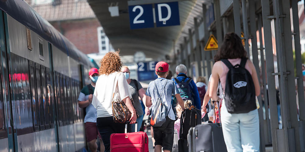 Es sind wieder mehr Menschen unterwegs in den Bahnhöfen - ganz erholt hat sich der öffentliche Schienenverkehr aber noch nicht vom deutlichen Einbruch wegen der Corona-Pandemie. (Symbolbild)