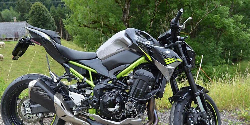 Mit diesem Motorrad prallte ein 34-Jähriger in Rehetobel AR in eine Mauer und verletzte sich unbestimmt.