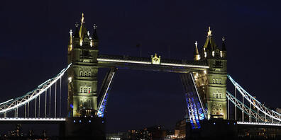 Die Tower Bridge im Zentrum Londons steckte aufgrund einer technischen Störung in vollständig geöffneter Position fest. Foto: Ian West/PA Wire/dpa