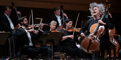 Der britische Cellist Steven Isserlis mit der Deutschen Kammerphilharmonie Bremen.