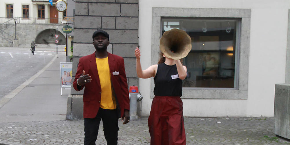 Die Schauspielerin Vivianne Mösli und der Schauspieler Ouelgo Téné treten im Aargau als "Amt für Poesie" auf.