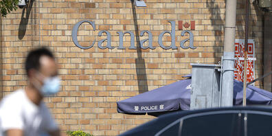 Ein Mann fährt auf einem Motorroller über eine Kreuzung in der Nähe der kanadischen Botschaft in Peking. Ein chinesisches Gericht hat vor dem Hintergrund der diplomatischen Spannungen zwischen China und Kanada das Todesurteil gegen einen kanadisch...