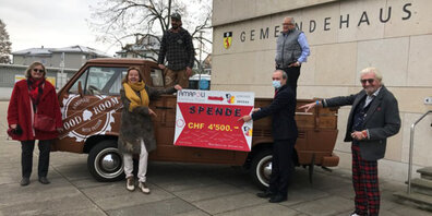 Checkübergabe an die Gemeinde: Künstlerinnen Dominique Dubois und Patricia Ellen Ouboter, Matthias König von Woodroom, Jörg Kündig, Gemeindepräsident, die Künstler Kurt P. Walter und Jean-Pierre Krähenbühl (v.l.n.r.). 