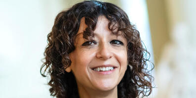 ARCHIV - Emmanuelle Charpentier, Professorin an der Humboldt-Universität zu Berlin, steht bei einer Pressekonferenz anlässlich der Vergabe des Nobelpreises für Chemie im Roten Rathaus.  Papst Franziskus hat Charpentier für die Wissenschaft der Pat...
