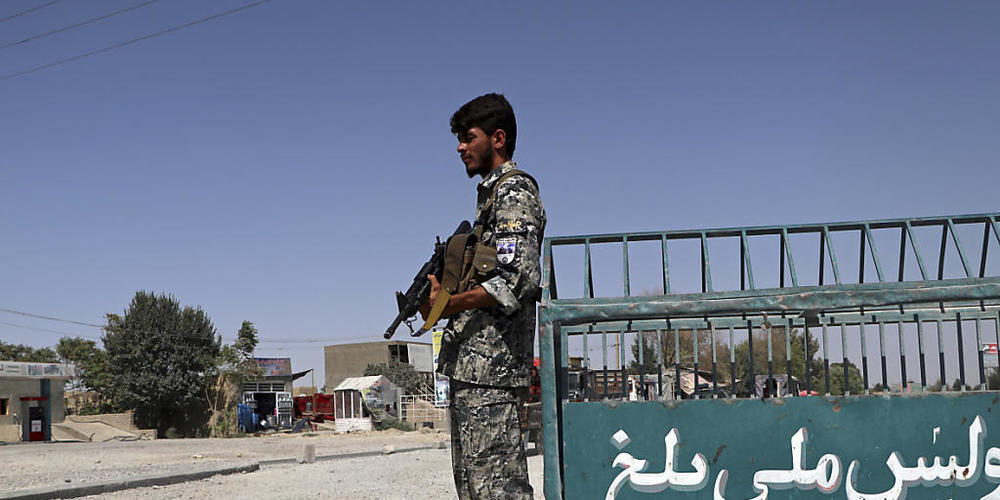 Ein afghanischer Polizist steht am Stadtrand von Masar-i-Scharif Wache. Die militant-islamistischen Taliban nähern sich zunehmend Masar-i-Scharif im Norden Afghanistans. Am Dienstag habe es Gefechte in circa 20 Kilometer Entfernung von der Stadt g...