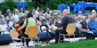 Das INISH-Duo entführte  Oberuzwilerinnen und  Oberuzwiler nach Irland.