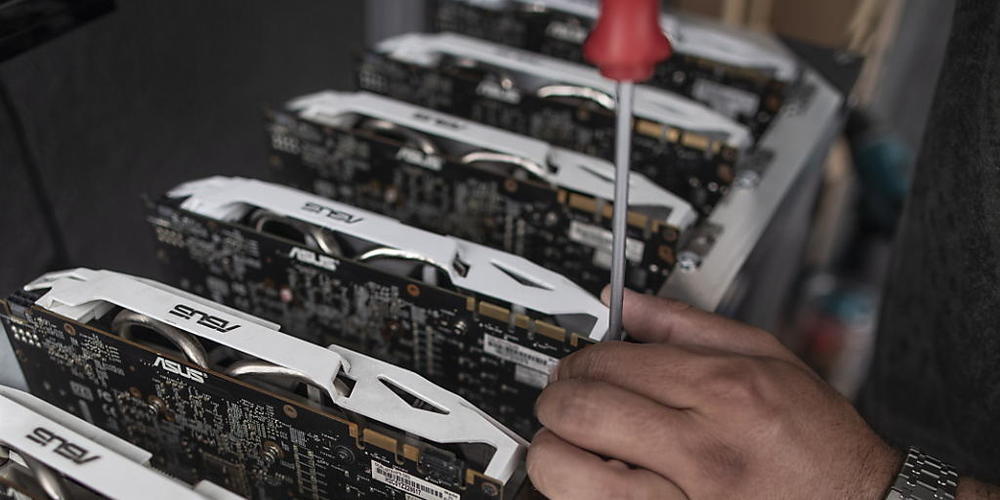 Die Computer in einem Crypto-Mining-Café werden gewartet.