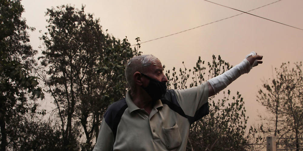 Ein Mann flieht aus einem Dorf in der Nähe von Tizi Ouzou, etwa 100 km östlich von Algier. Foto: Fateh Guidoum/AP/dpa