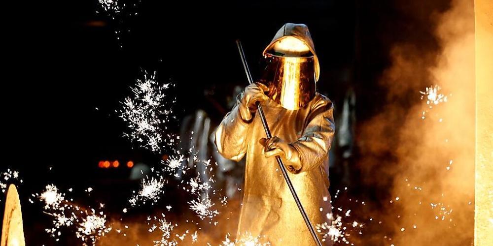 Wegen der Stahlkrise und der Coronaviruspandemie musste das Stahlunternehmen Swiss Steel letztes Jahr einen Einbruch hinnehmen. Im ersten Halbjahr nun hat sich Swiss Steel massiv gesteigert und wieder schwarze Zahlen geschrieben. Im Bild ein Mitar...