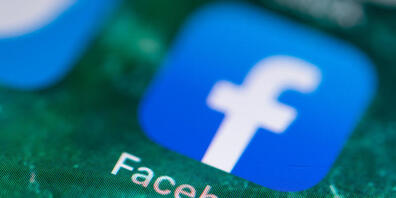 ARCHIV - Auf dem Bildschirm eines iPhones wird die App von Facebook angezeigt. Foto: Fabian Sommer/dpa