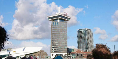 ARCHIV - Touristen fahren mit der Fähre zum A'Dam Tower, einem Aussichtsturm. Amsterdam führt eine Touristen-Quote ein. Die Obergrenze liege bei 20 Millionen Übernachtungen im Jahr, geht aus einer Verordnung der Stadt hervor. Foto: Sabrina Hentsch...
