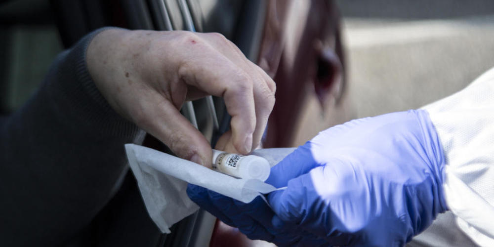 Ungeimpfte Personen ohne Symptome, die sich auf das Coronavirus testen lassen wollen, sollen ab 1. Oktober selbst für die Kosten aufkommen. Das schlägt der Bundesrat vor. (Archivbild)