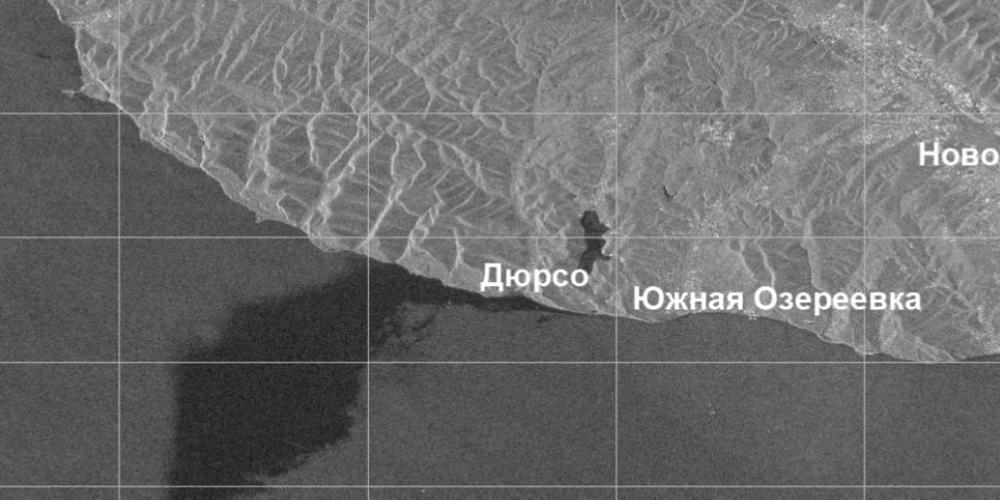 HANDOUT - Das Satellitenbild der Russischen Akademie der Wissenschaften zeigt einen Ölteppich nach einem Unfall mit einem Tankschiff im Schwarzen Meer. Der Ölteppich sei mit 80 Quadratkilometern um mehrere Hunderttausend Mal größer als vom Verursa...