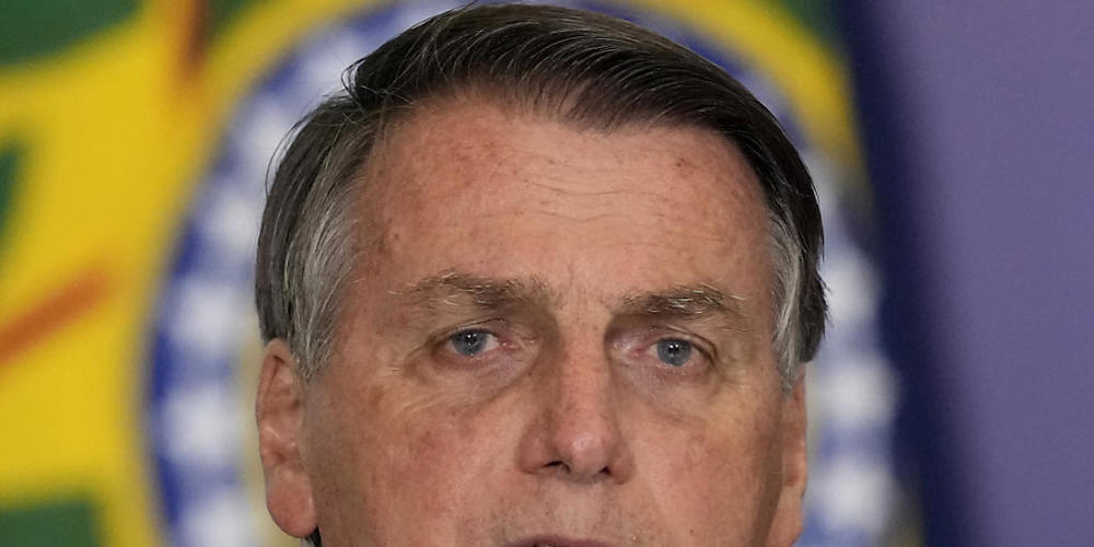 ARCHIV - Brasiliens Präsident Jair Bolsonaro nimmt an einer Zeremonie im Präsidentenpalast Planalto in Brasilia teil. Foto: Eraldo Peres/AP/dpa