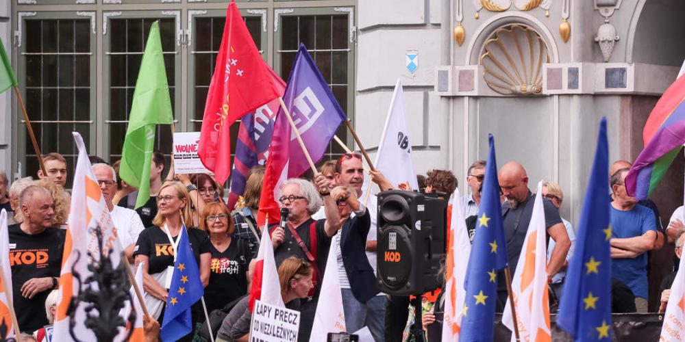 Demonstranten in Polen halten Plakate und Fahnen während einer Demonstration zur Verteidigung der Medienfreiheit hoch. Die Kundgebung richtet sich gegen das «Lex Anti-TVN»-Gesetz, mit dem die Lizenz von TVN nicht verlängert werden soll. TVN gilt a...
