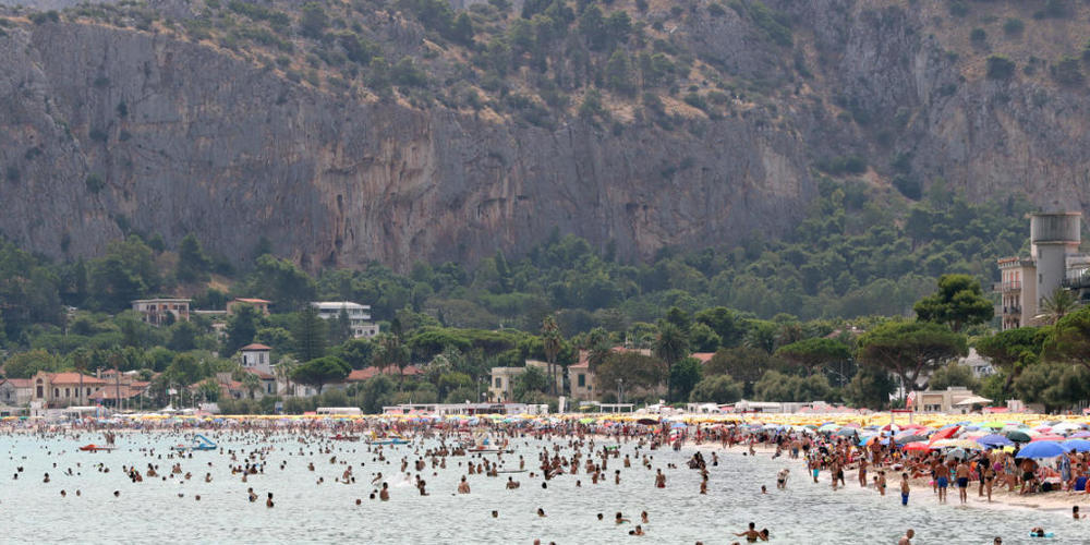 Zahlreiche Menschen besuchen der Strand von Mondello in der Nähe der Stadt Palermo. Die Hitzewelle in Süditalien mit Temperaturen von bis zu 45 Grad Celsius hält weiter an. Foto: Alberto Lo Bianco/LaPresse via ZUMA Press/dpa