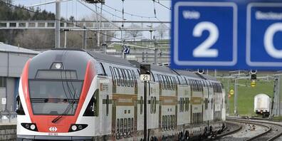 Ein Zug der SBB ist am Mittwochabend in Romont FR mit einem fahrerlosen Auto kollidiert. (Symbolbild)