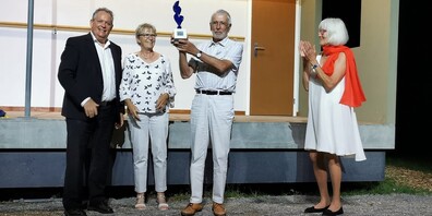 Bühnenreife Preisübergabe: Stadtpräsident Thomas Niederberger ehrt Gerda und René Imesch mit dem Prix Kreuzlingen. Mit auf dem Bild Laudatorin Hanni Knüsel. (v.l.)