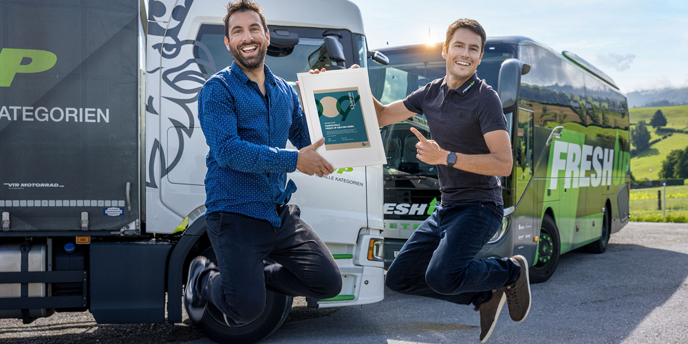 Die beiden Geschäftsführer von Fresh Up – Adrian Stucki (links) und Simon Schmid – gehen vor Freude in die Luft.