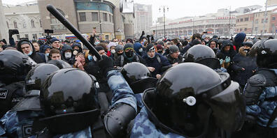 ARCHIV - Polizisten setzen bei einem Protest gegen die Inhaftierung von Kremlkritiker Nawalny gegen die Demonstranten Schlagstöcke ein.  Menschenrechtler haben in einem Bericht von Amnesty International die zunehmende Unterdrückung friedlicher Dem...