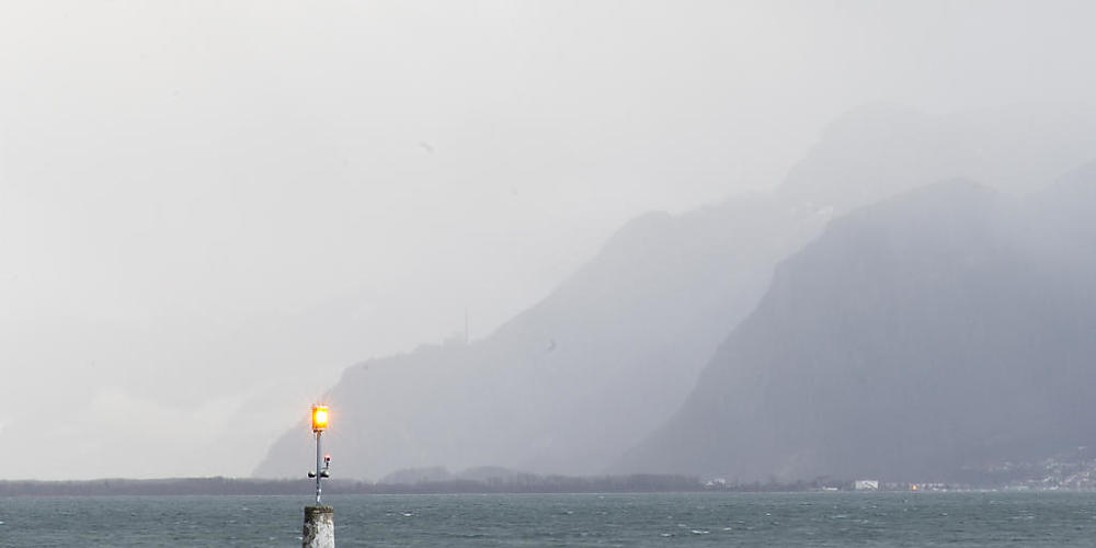 Die Warnleuchten am Rand der Schweizer Seen dürften so bald nicht verschwinden. Der Bundesrat ist von ihrem Nutzen überzeugt - auch in Zeiten von Smartphones und Wetter-Apps. (Archivbild)
