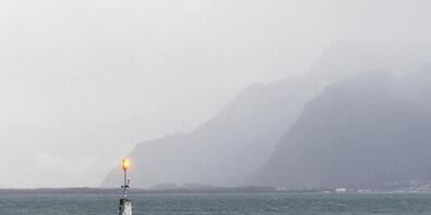 Die Warnleuchten am Rand der Schweizer Seen dürften so bald nicht verschwinden. Der Bundesrat ist von ihrem Nutzen überzeugt - auch in Zeiten von Smartphones und Wetter-Apps. (Archivbild)