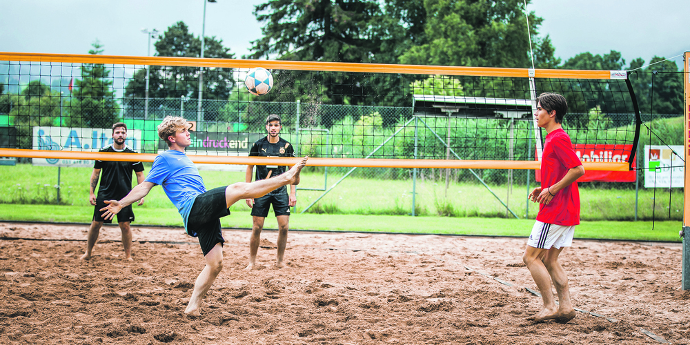 Footvolley ist ein sehr faires Spiel und macht viel Spass. Christian Ochsner, der Präsident des Footvolley Vereins will den neuen Beachsport bekannt machen und den Jugendlichen ein neues Sportangebot bescheren.