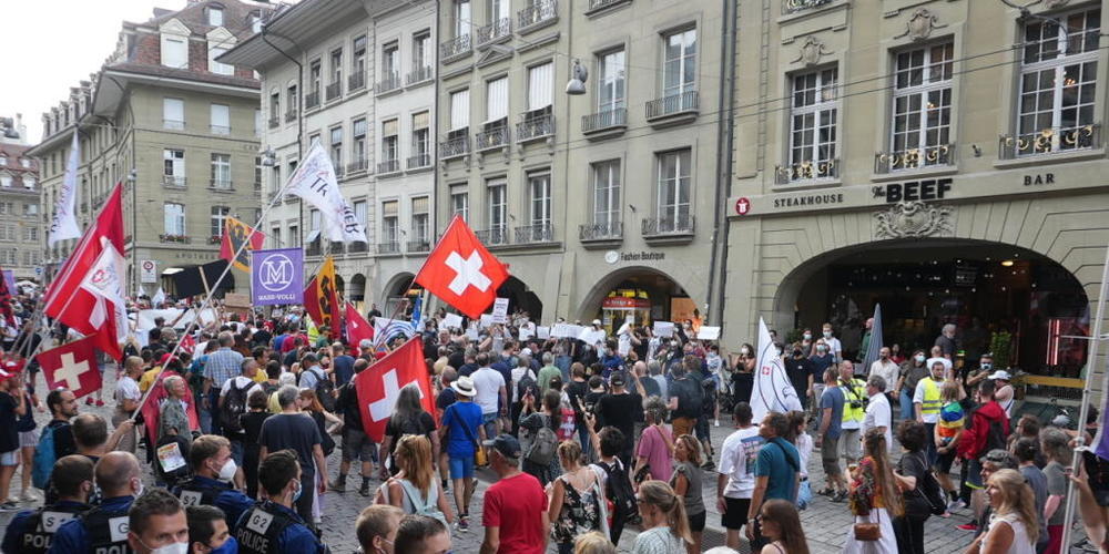 Geschätzte 700 Personen kritisierten in Bern an einer Spontankundgebung die Coronamassnahmen des Bundes. versammelt. Angeführt von Trychlern zogen die Massnahmengegner mit Schweizerfahnen und Transparenten durch die Berner Innenstadt.