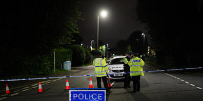 Polizeibeamte errichten eine Sperre in der Royal Navy Avenue in der Nähe eines Tatorts in der Gegend von Keyham. Foto: Ben Birchall/PA Wire/dpa