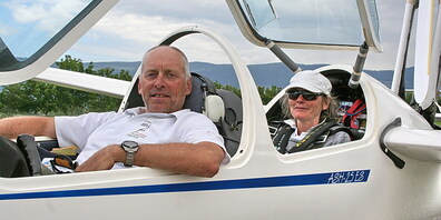 Das Marbacher Segelsport-Ehepaar Guido und Susi Halter im Cockpit ihres ASH25M.