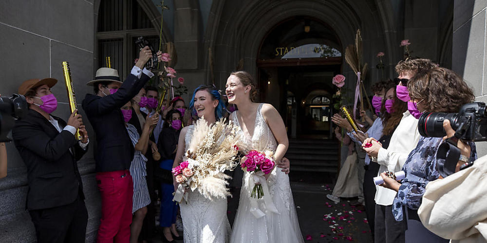 Die Szene ist gestellt, könnte aber schon bald Realität werden: Die "Ehe für alle" geniesst in einer Umfrage viel Sympathie. (Themenbild)