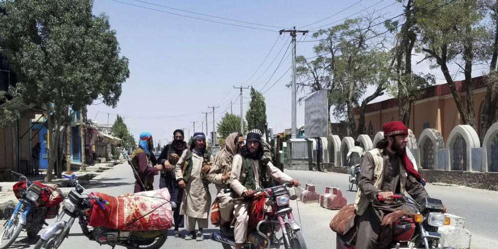 Anhänger der militant-islamistischen Taliban  patrouillieren in der Stadt Gasni im Osten Afghanistans. Foto: Gulabuddin Amiri/AP/dpa