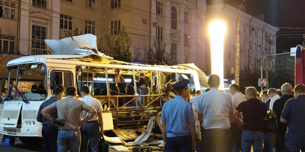 Ein ausgebrannter Kleinbus steht auf einer Straße. Bei der Explosion des Busses sind zwei Menschen ums Leben gekommen. 18 weitere seien in der Nacht zum 13.08.2021 verletzt worden. Foto: Kristina Brazhnikova/TASS/dpa