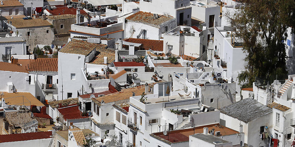ARCHIV - Blick auf das Zentrum von Ibiza-Stadt. Foto: Clara Margais/dpa
