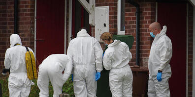 Beamten der Spurensicherung ermitteln am Einsatzort im Biddick Drive in  Plymouth. Foto: Ben Birchall/PA Wire/dpa