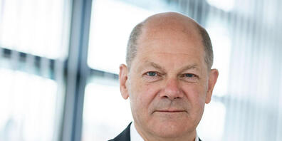 ARCHIV - Olaf Scholz, SPD-Kanzlerkandidat und Bundesminister der Finanzen, blickt am Rande eines Interviews mit Journalisten der Deutschen Presse-Agentur in der SPD-Parteizentrale in die Kamera des Fotografen. (zu dpa «Scholz für Verlängerung von ...