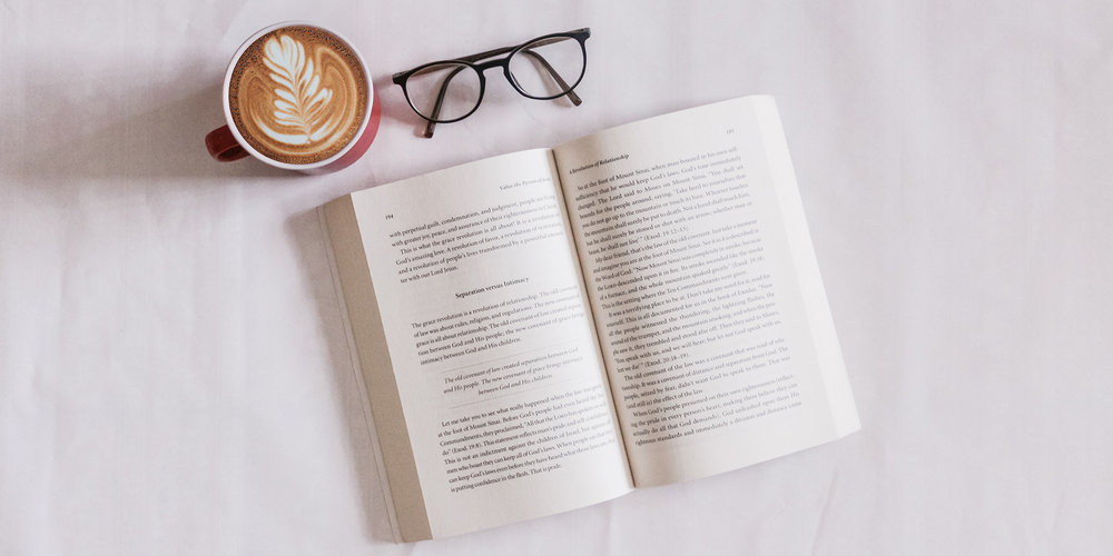 Der Autor beschreibt den langen Weg seines eigenen Coming-Outs. Er beleuchtet darin eine Gesellschaft, welche die Ausgrenzung von homosexuellen Menschen immer noch systematisch betreibt und es wohl auch in Zukunft tun wird.