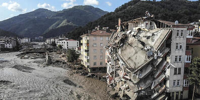 Ein Luftbild zeigt zerstörte Gebäude nach Überschwemmungen und Schlammlawinen. Foto: Ismail Coskun/IHA/AP/dpa