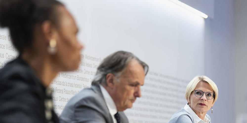 Livia Leu (rechts), Mario Gattiker (Mitte) und Patricia Danzi (links) am Freitagabend vor den Medien in Bern.