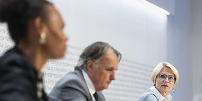 Livia Leu (rechts), Mario Gattiker (Mitte) und Patricia Danzi (links) am Freitagabend vor den Medien in Bern.
