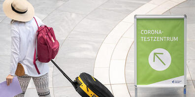 ARCHIV - Symbolbild: «Corona-Testzentrum» steht auf einem Schild am Stuttgarter Flughafen. Foto: Sebastian Gollnow/dpa