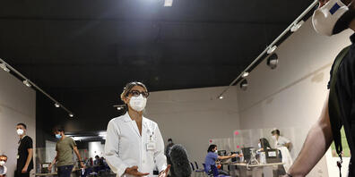 Die Krankenschwester Maurizia D'Amore spricht mit Associated Press in einem Corona-Impfzentrum im Auditorium Parco della Musica in Rom. Foto: Riccardo De Luca/AP/dpa