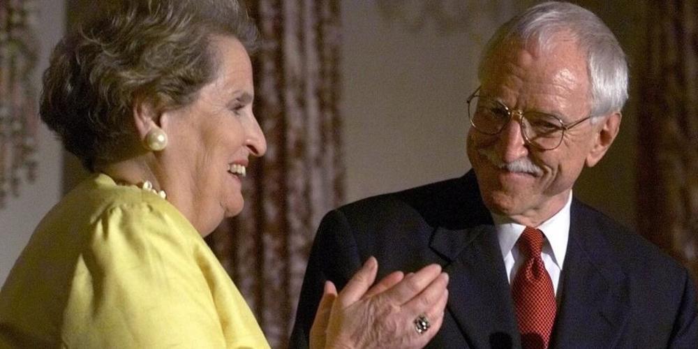ARCHIV - Auf diesem Archivbild vom 29. Juni 1999 applaudiert Außenministerin Madeleine Albright (l) James C. Hormel als neuem Botschafter in Luxemburg bei einer Zeremonie des Außenministeriums in Washington. Foto: Khue Bui/AP/dpa