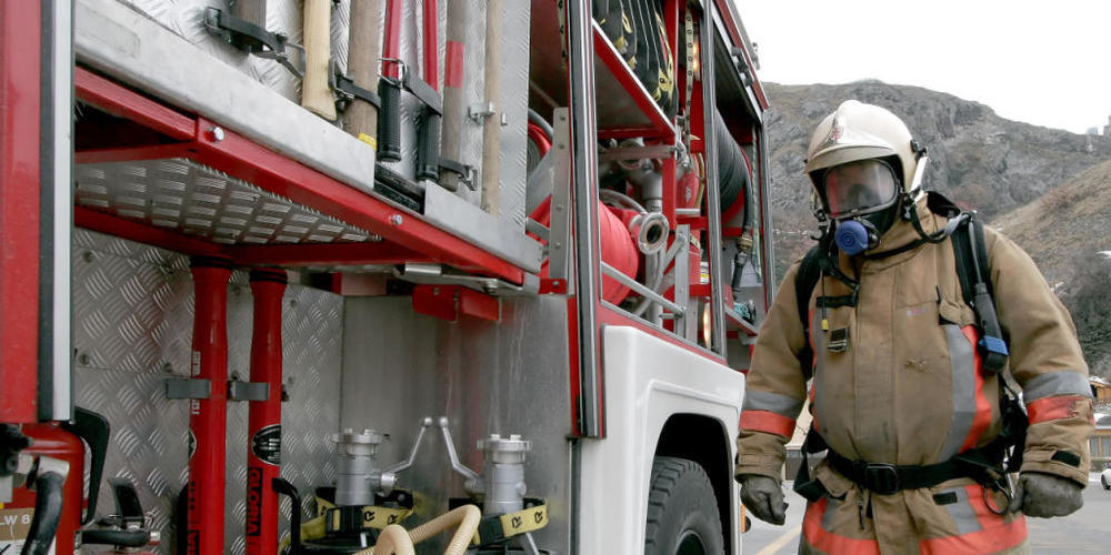Im Dachstuhl eines Hotels ins Sitten ist am Freitag um Mitternacht ein Feuer ausgebrochen. Die Feuerwehr konnte den Brand rasch löschen. (Symbolbild)