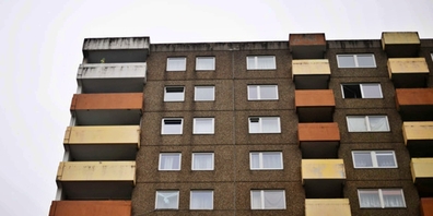 Ein Mann stürzte von einem Balkon 11 Meter in die Tiefe (Symbolbild).