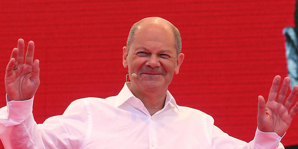 SPD-Kanzlerkandidat Olaf Scholz redet auf dem Dr. Rur Platz in Bochum. Scholz startet im Ruhrgebiet in die heiße Phase des Wahlkampfs. Rund sechs Wochen vor der Bundestagswahl spricht er zum Auftakt seiner Tour in der Bochumer Innenstadt. Foto: Da...
