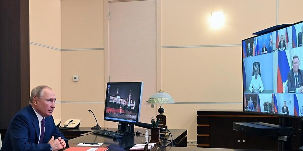 Wladimir Putin, Präsident von Russland, leitet eine Sitzung des Sicherheitsrates per Videokonferenz in der Nowo-Ogaryowo Residenz außerhalb von Moskau. Foto: Alexei Nikolsky/Pool Sputnik Kremlin/AP/dpa